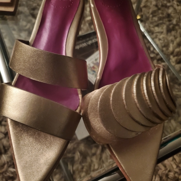 Manolita sandals,the color is champagne size is 8m - Picture 2 of 9